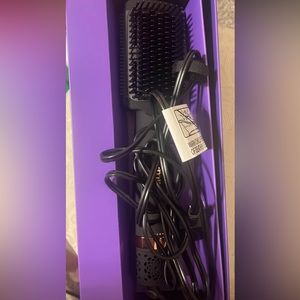 Amika straightening brush